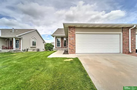 6200 Maple View Dr, Lincoln, NE 68512