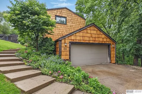 301 Oakridge Ct, Bellevue, NE 68005