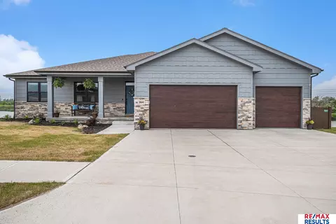 28640 Jessie Cir, Valley, NE 68064