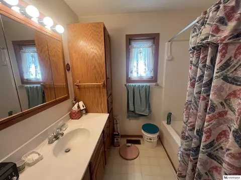 Bath - 901 E 903 E 9th St, Valentine, NE 69201 photo 1 of 2