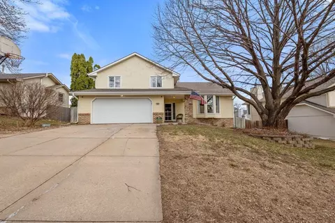 926 Iron Rd, Papillion, NE 68046