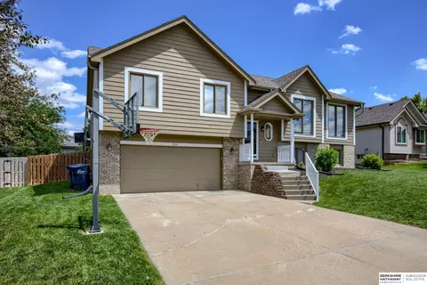 705 Ruby Rd, Papillion, NE 68133 photo 2