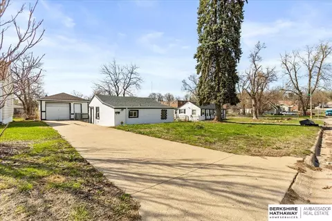 4156 N 61st St, Omaha, NE 68104