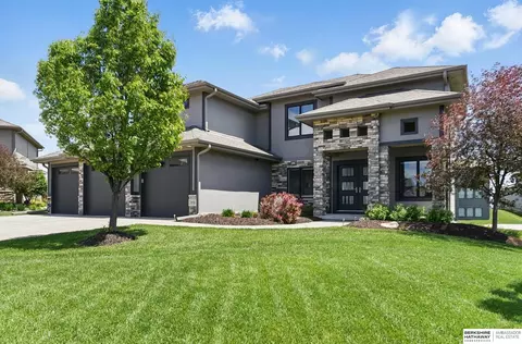 20956 Pine Cir, Elkhorn, NE 68022