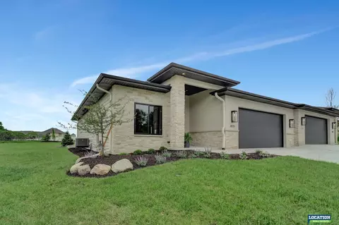 8711 Labrador Ct, Lincoln, NE 68520