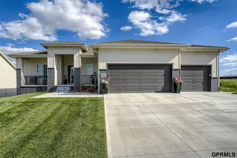 18403 Greenleaf St, Omaha, NE 68136