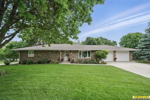 609 Pinewood Dr, Nebraska City, NE 68410