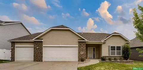 4604 Hansen Ave, Papillion, NE 68133