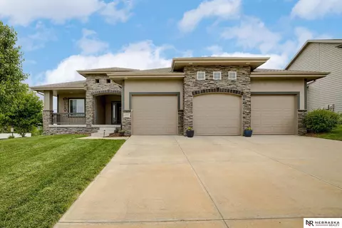 11051 Edgewater Dr, Papillion, NE 68046