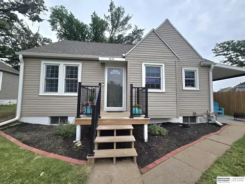 631 Oakmont Dr, Plattsmouth, NE 68048