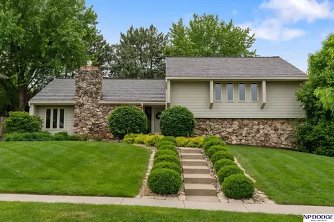 9911 Devonshire Dr, Omaha, NE 68114