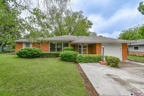 329 Carolyn Ct, Lincoln, NE 68510