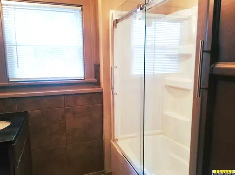 Bath - 1410 Central Ave, Auburn, NE 68305 photo 1 of 3