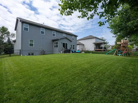 Exterior - 15218 Vane St, Bennington, NE 68007 photo 5 of 7