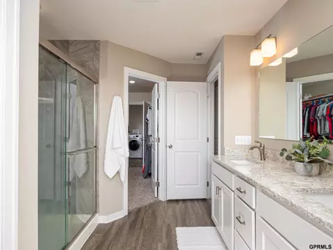 Bath - 15218 Vane St, Bennington, NE 68007 photo 2 of 5