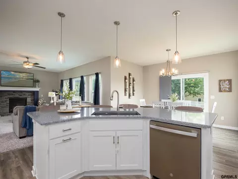 Kitchen - 15218 Vane St, Bennington, NE 68007 photo 3 of 4