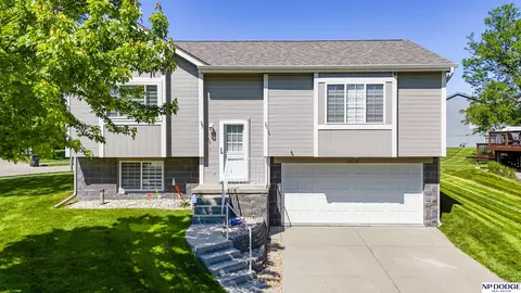 1504 Lakewood Dr, Papillion, NE 68046