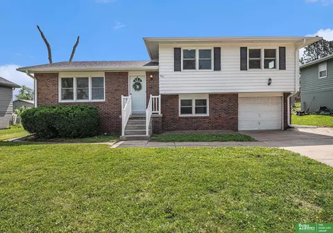 807 S Grandview Ave, Papillion, NE 68046