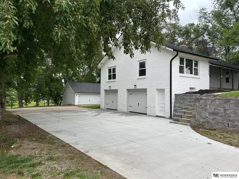 2008 Harlan Dr, Bellevue, NE 68005