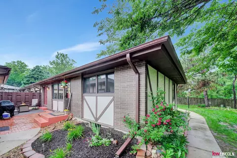 5251 Goldenrod Cir, Lincoln, NE 68512