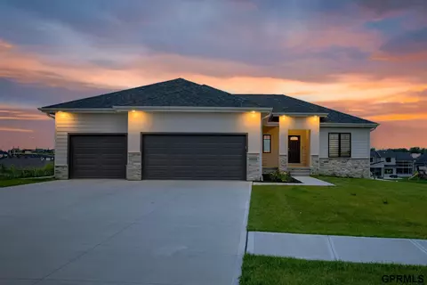 10014 S 180 Avenue Cir, Omaha, NE 68136
