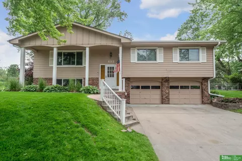 1112 Parc Dr, Papillion, NE 68046