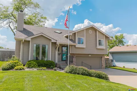2004 Ann Marie Ct, Papillion, NE 68046