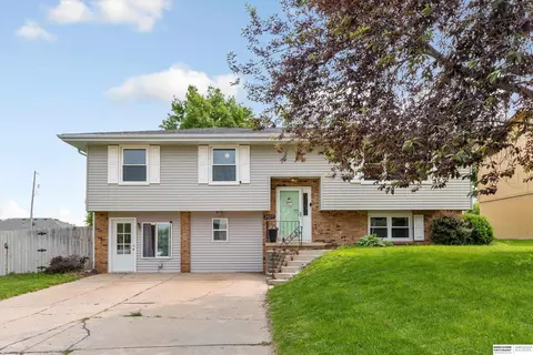 20215 Pinkney St, Elkhorn, NE 68022