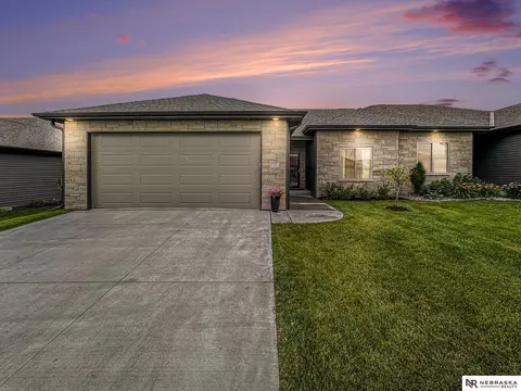 3751 Twin Creek Rd, Lincoln, NE 68516