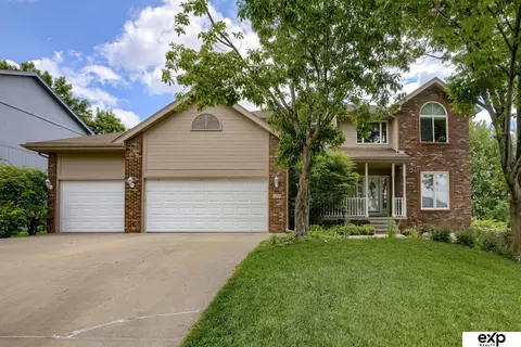 905 Roland Dr, Papillion, NE 68046