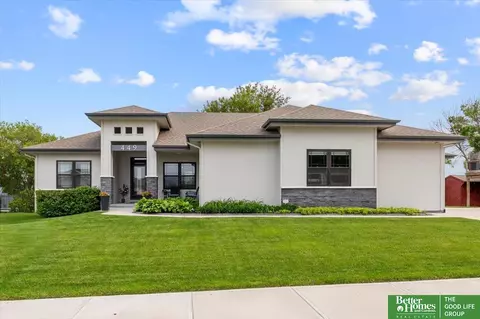 449 Sherwood Dr, Gretna, NE 68028