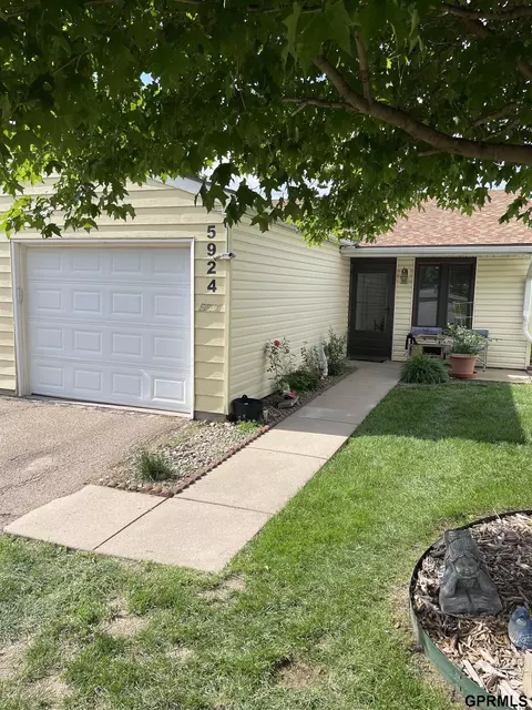 5924 Wolff Ln, Lincoln, NE 68521