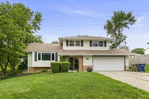 9009 Lee Cir, Bellevue, NE 68147