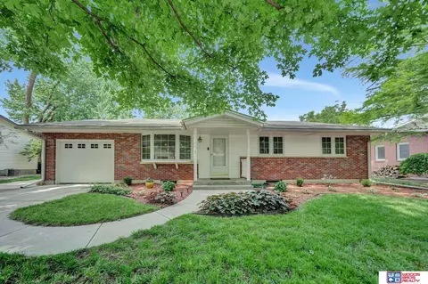 911 Sycamore Dr, Lincoln, NE 68510