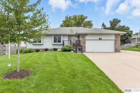 17117 Hickory Cir, Omaha, NE 68130