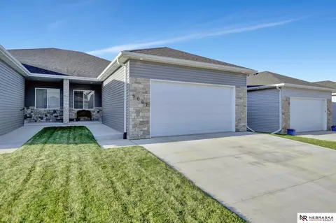 5007 W Hillsboro Dr, Lincoln, NE 68528
