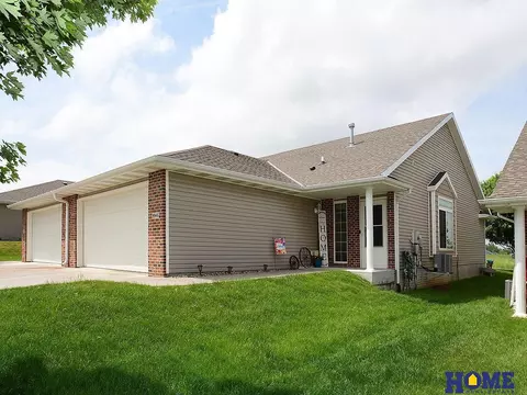 8946 Broken Spoke Dr, Lincoln, NE 68507