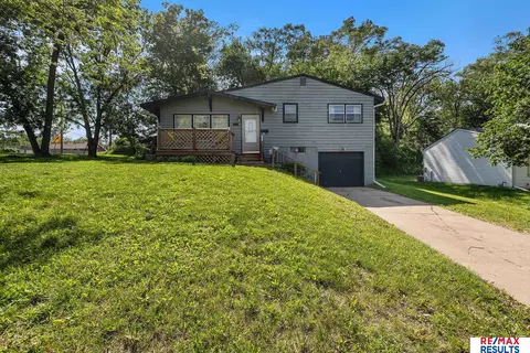 5704 N 68th St, Omaha, NE 68104