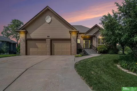 520 Coronado Cir, Carter Lake, IA 51510