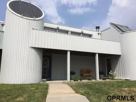 663 W Lakeshore Dr, Lincoln, NE 68528