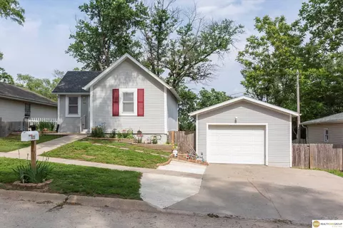 523 S 6th St, Plattsmouth, NE 68048