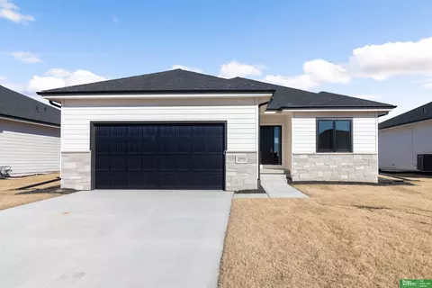 20938 Ellison Ave, Elkhorn, NE 68022