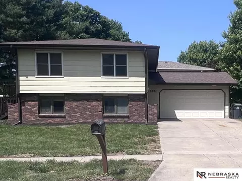 5721 NW 5th St, Lincoln, NE 68521