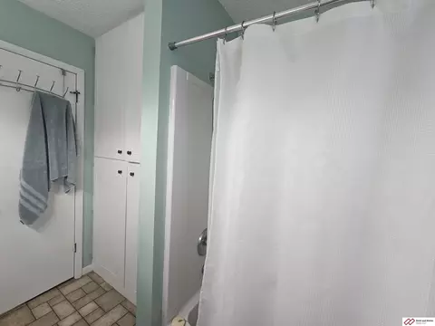 Bath - 1720 N 17th St, Beatrice, NE 68310 photo 2 of 3