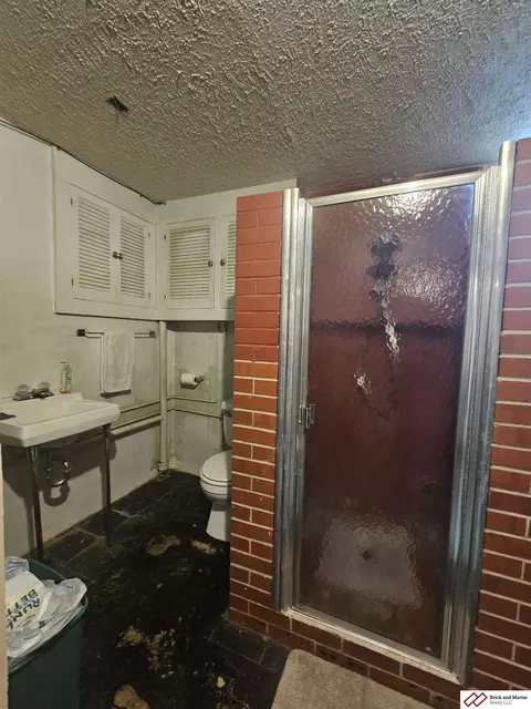 Bath - 1720 N 17th St, Beatrice, NE 68310 photo 3 of 3