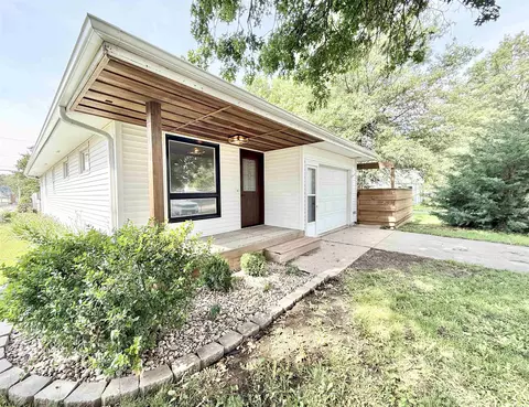 Exterior - 1907 Monroe St, Beatrice, NE 68310 photo 2 of 3