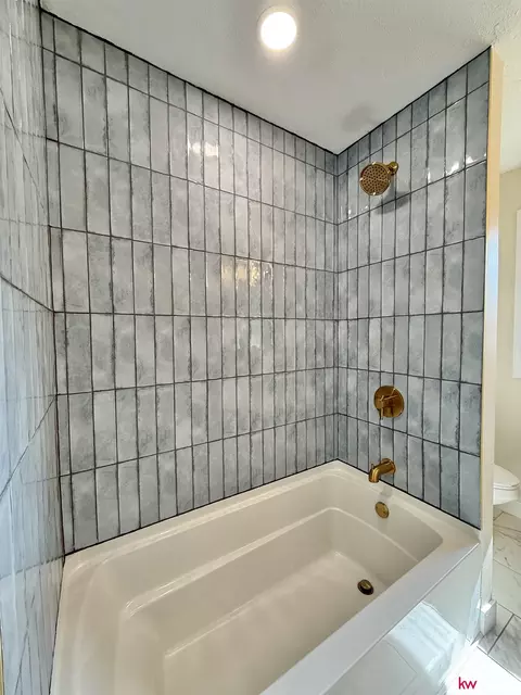 Bath - 1907 Monroe St, Beatrice, NE 68310 photo 2 of 5