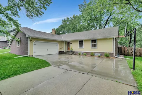 1101 Coachmans Dr, Lincoln, NE 68510