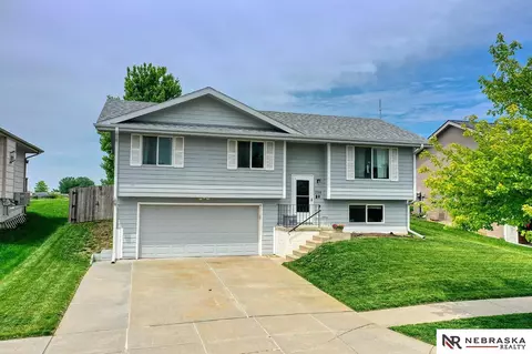 2233 NW 57 St, Lincoln, NE 68528