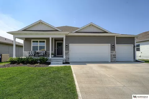 4565 Lawnwood Dr, Papillion, NE 68133